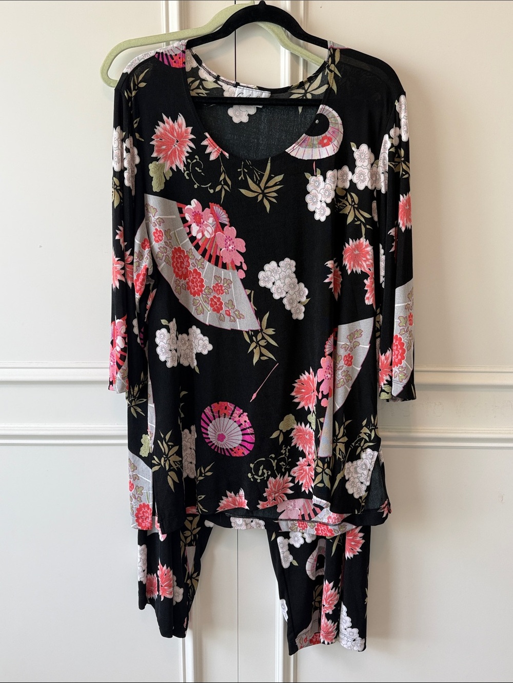 Carolyn Strauss SetBlack Floral Fan-Print Tunic Top with Matching Flowing Pants